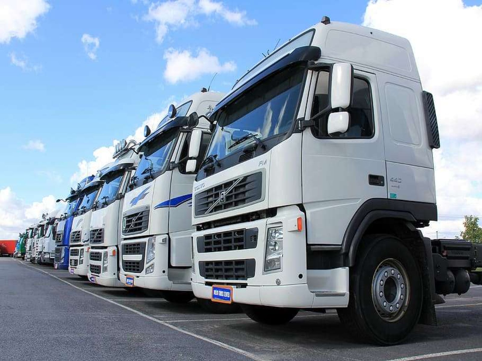resize-17496603871798491825truckwhitevehicletransportationFDJKN